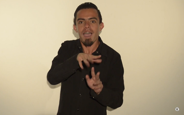 Interprete de lengua de señas colombiana dando a conocer el Museo del Oro