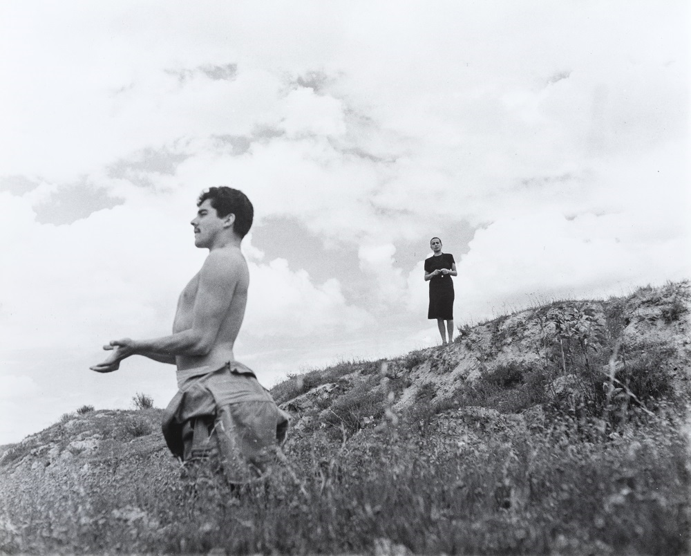 Angelica Arenal de Siqueiros con modelo posando para el mural Cuahutémoc contra el mito. México