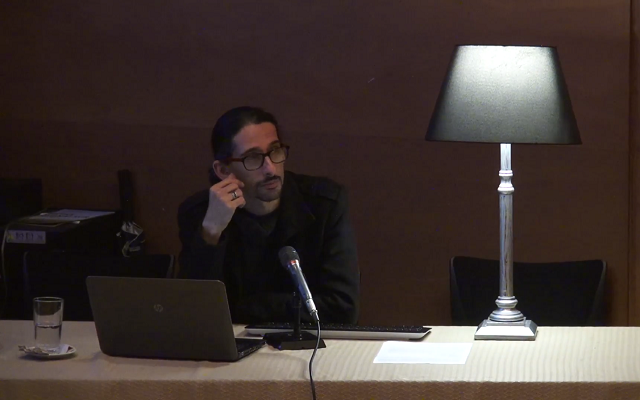 Adrián E. Gómez González, expositor, artista y docente de la ASAB realizando la conferencia sobre oficios y arte en Cuba