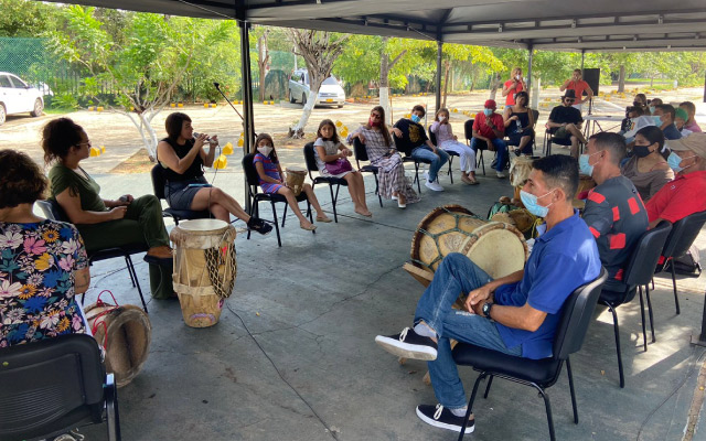Parqueadero del Teatro Amira de la Rosa en un encuentro parte del ciclo El Caribe suena, 2021.