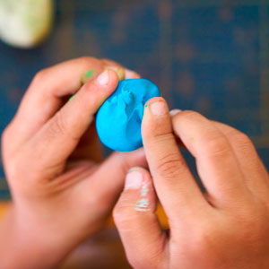 Manos de un niño moldeando plastilina