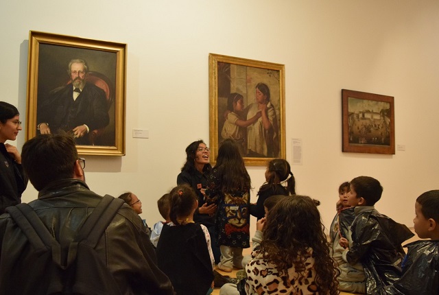 Visita de un grupo de niños que participan en un taller en el MAMU, en la Colección de Arte del Banco de la República.