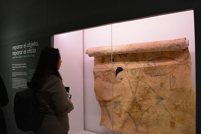 Tejidos en yanchama con reparaciones de comunidades indígenas de la Amazonia colombiana.  Colección etnográfica y arqueológica del Instituto Colombiano de Antropología e Historia - ICANH. Foto: Tatiana Torres – Banco de la República.