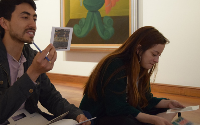 A partir de la selección de obras que hacen parte de la Colección de Arte del Banco de la República, invitamos a los participantes a narrar sus historias de viaje.