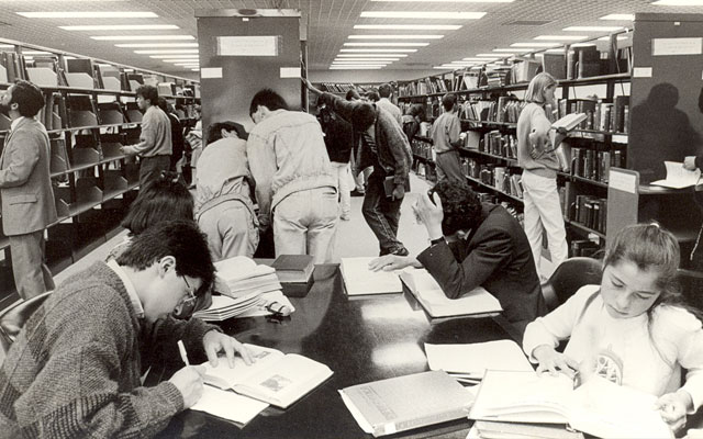 Imágen histórica de una sala de lectura de la Biblioteca Luis Ángel Arango