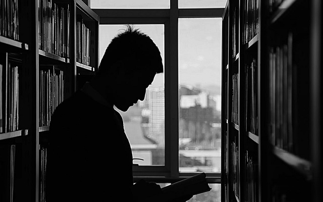 Hombre leyendo un libro