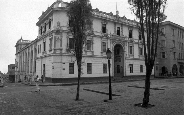 Fotografia del palacio de gobernacion de Caldas que se encuentra en la Colección Patrimonio Arquitectónico de Manizales 