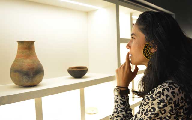 Visitante de la exposición Esto tiene arreglo en el Museo del Oro