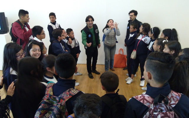 Un grupo de estudiantes sordos de Colegio Pablo de Tarso participan de su primera visita a los Museos del Banco de la República