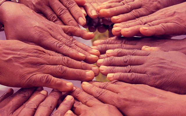 Manos de mujeres parteras