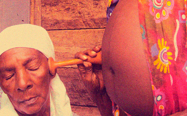 Partera escuchando los sonidos del vientre