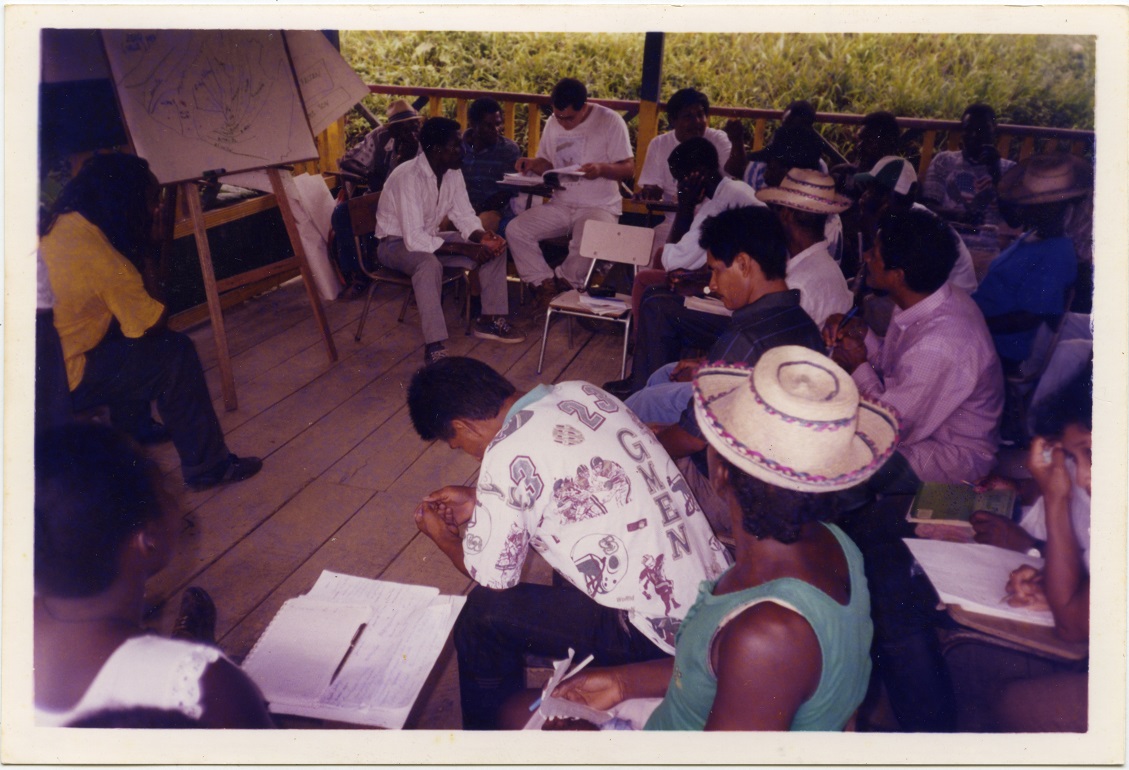 Taller de resolución de conflictos con la población del Consejo Comunitario del río Naya. Imagen exclusiva de divulgación, prohibido su uso.