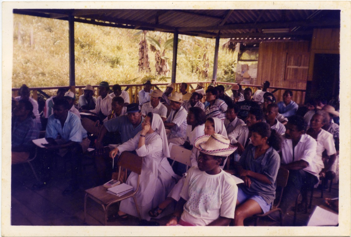 Asistentes a taller de resolución de conflictos con la población del Consejo Comunitario del río Naya en 1997. Entre los fotografiados, Carlos Rosero, miembro dirigente del PCN, y Eduardo Aponte, abogado. Imagen exclusiva de divulgación, prohibido su uso.