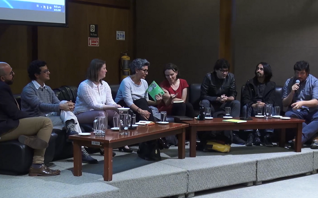 En torno a un gran sofa, todos los panelistas sentados, esperan su turno para tomar la palabra, y escuchan atentamente a sus colegas