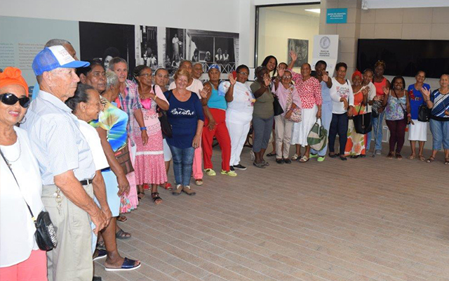 Adultos mayores en el Centro Cultural del Banco de la República en San Andrés