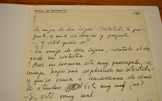 Página manuscrita de la "Novela con fantasma" del escritor colombiano Darío Jaramillo.