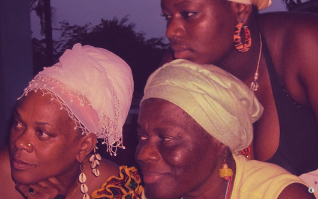 Tres parteras de Buenaventura en una reunión, se encuentran escuchando atentamente a sus compañeras 
