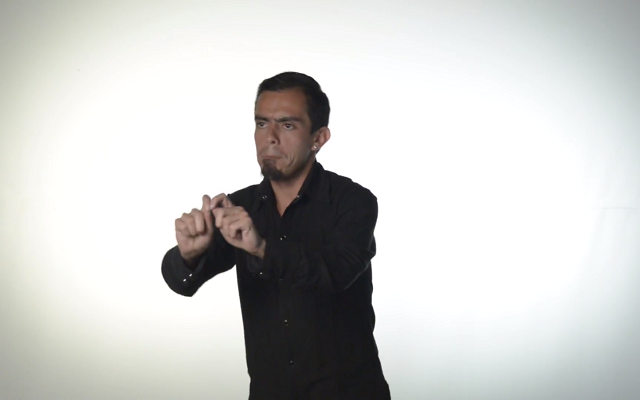 Interprete de lengua de señas colombiana dando a conocer la Red de Bibliotecas del Banco de la República