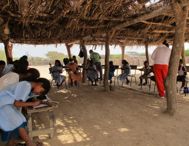 Niños indígenas participando del proyecto dentro de su ranchería.