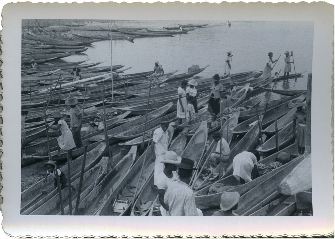 Habitantes de Buenaventura reunidos en sus canoas. 1950-1954.  Imagen exclusiva de divulgación, prohibido su uso.