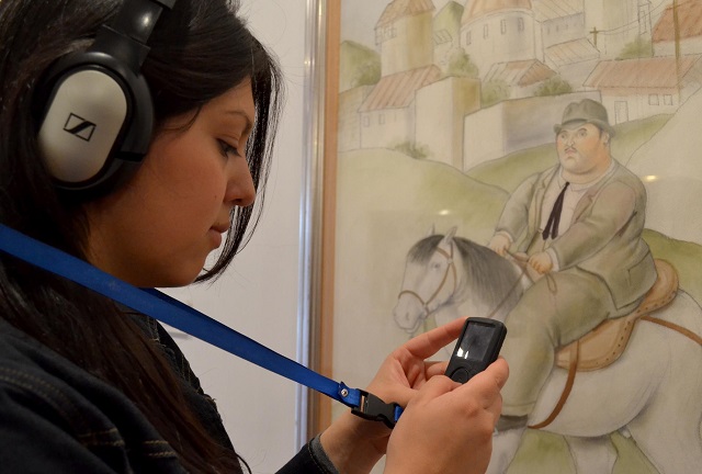 Mujer utiliza una audioguia del Museo Botero