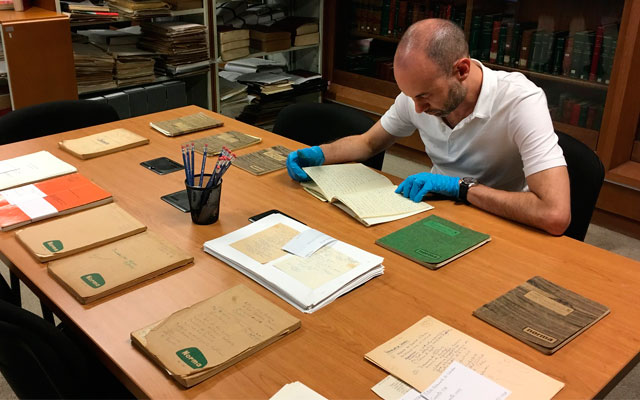 Investigador consultando archivos de la sala de Libros Raros y Manuscritos