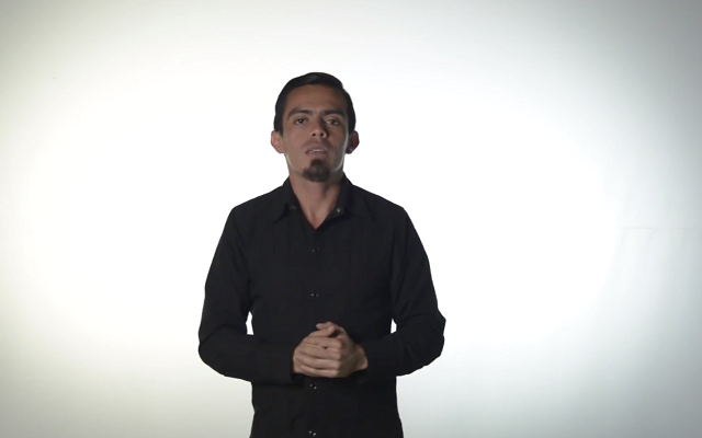 Interprete de lengua de señas colombiana dando a conocer los servicios de la red cultural