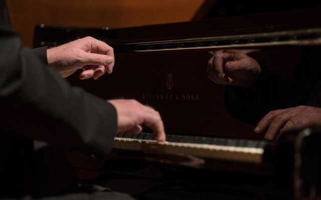Detalle de las manos de un pianista tocando