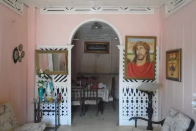 Reimaginar el espacio habitado: creación artística con fotografías de una casa.