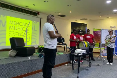 Presencia escénica del músico: cuerpo, interpretación y puesta en tarima