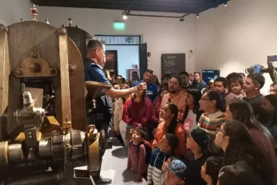 Demostración de acuñación y entrega de medallas