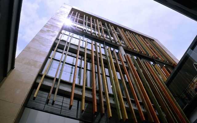 Fachada en madera del Centro cultural de Buenaventura