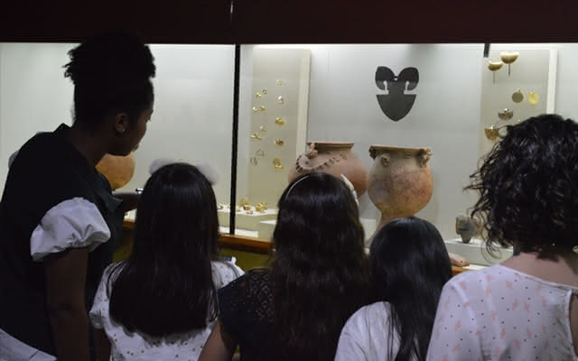 Visitantes en el Museo del Oro Calima