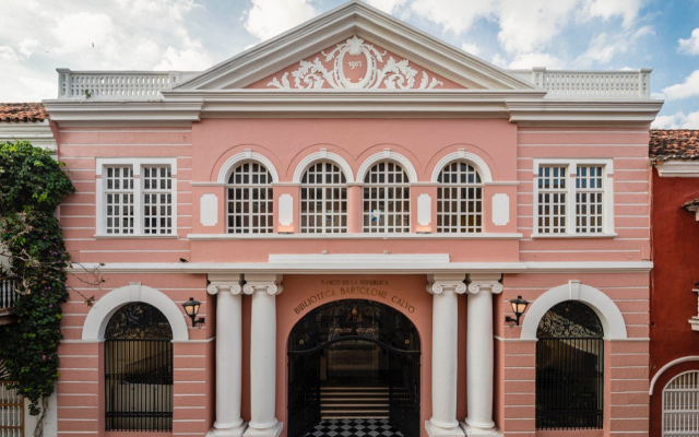 Fachada de la Biblioteca Bartolomé Calvo del Banco de la República de Cartagena, parte del Centro Cultural.