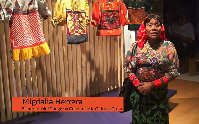 Migdalia Herrera, Secretaria del Congreso de la Cultura Guna, para al costado de unas Molas, 